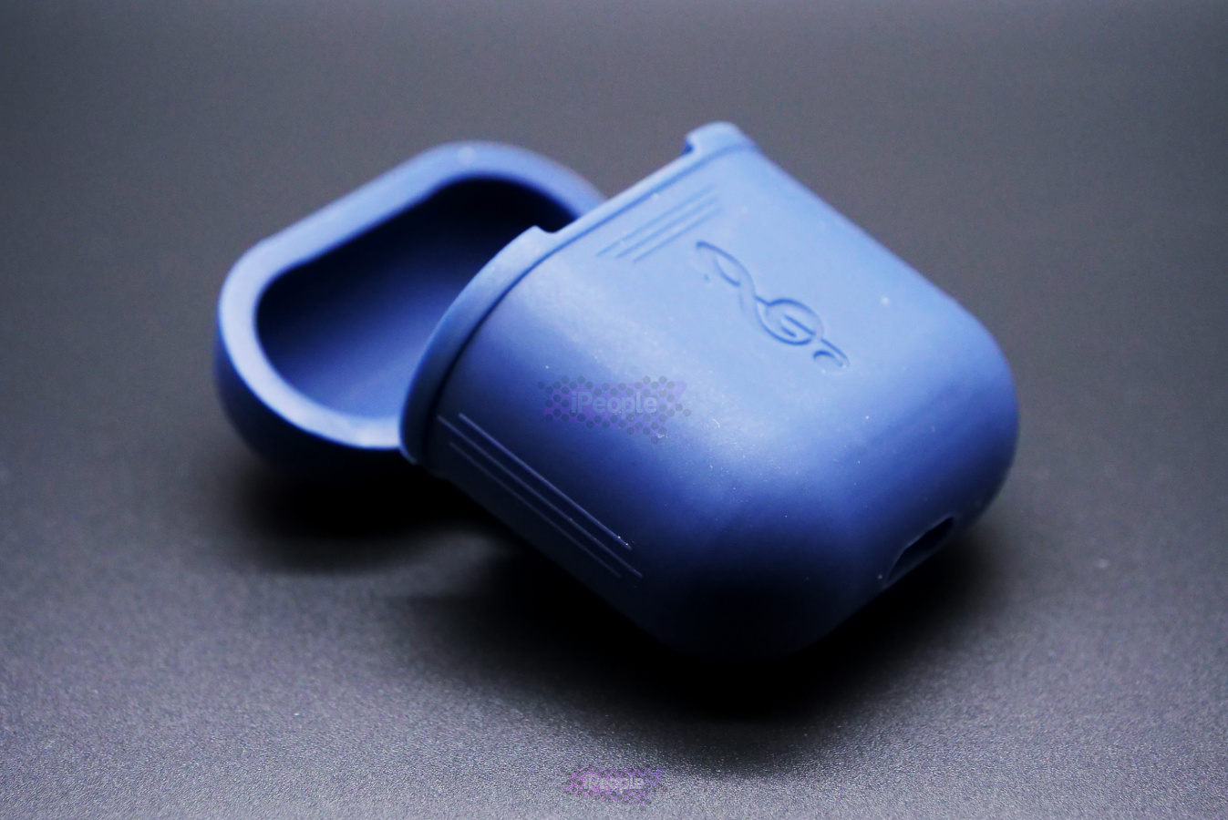 Фото Чехол с карабином для коробочки AirPods (Тёмно-синий), Тёмно-синий