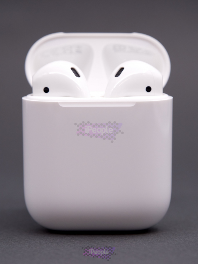 Фото Купить Беспроводные наушники Apple AirPods 2 в зарядном футляре (MV7N2) по низкой цене в Москве